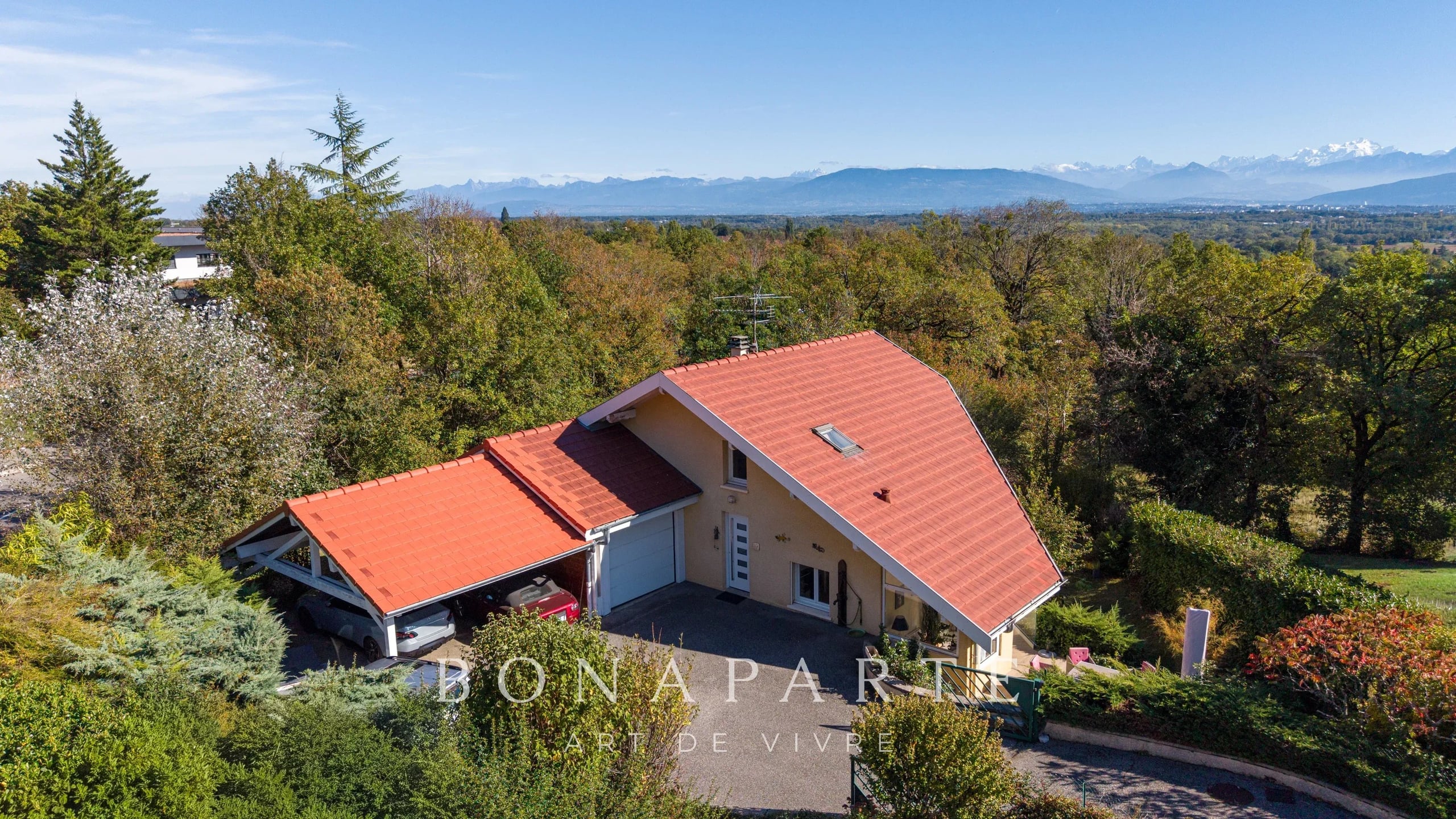 CROZET – MAISON INDIVIDUELLE – NOMBREUSES ANNEXES, POSSIBILITÉ DE STUDIO INDÉPENDANT, JARDIN PISCINABLE