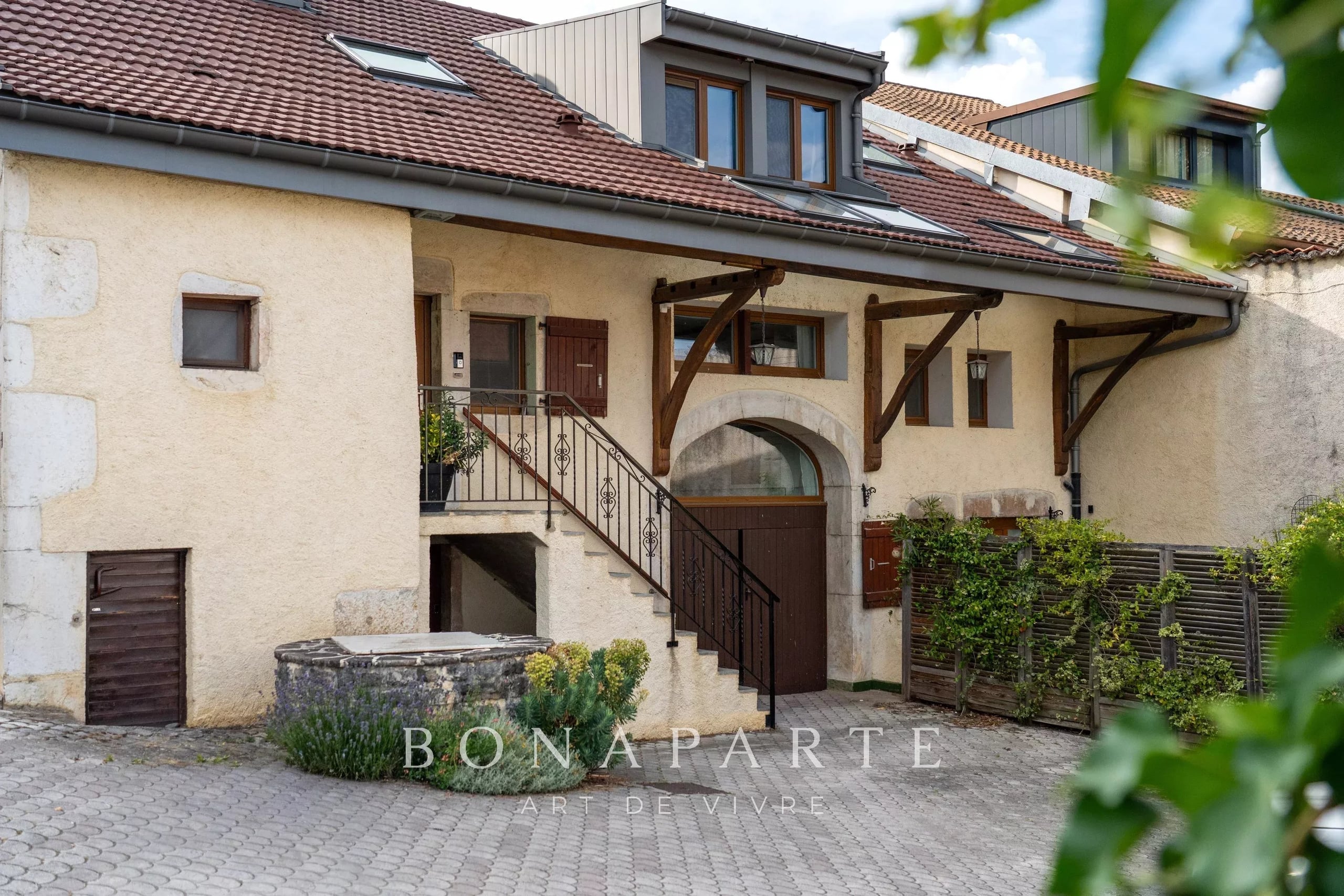 PERON, HOUSE P7 WITH NUMEROUS ATTACHMENTS, AUTHENTIC CHARM